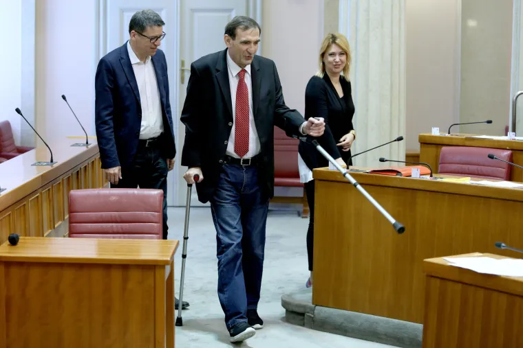 Nenad Stazić na štakama stigao u Sabor: 'To se SDP sprema za glasovanje'