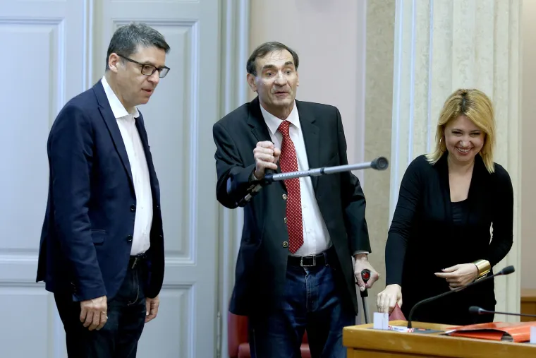 Nenad Stazić na štakama stigao u Sabor: 'To se SDP sprema za glasovanje'