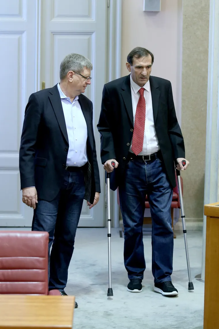 Nenad Stazić na štakama stigao u Sabor: 'To se SDP sprema za glasovanje'