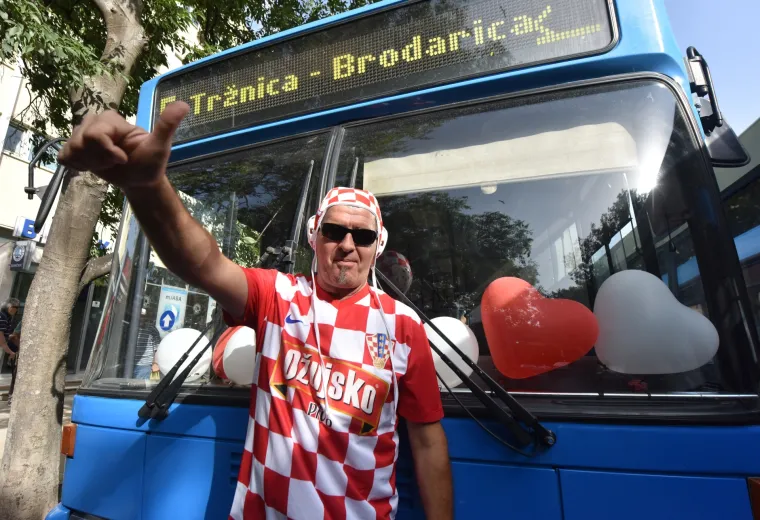 Šibenski gradski autobus sav u kockicama: euforija nije zaobišla ni ovog veselog vozača