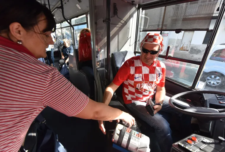 Šibenski gradski autobus sav u kockicama: euforija nije zaobišla ni ovog veselog vozača