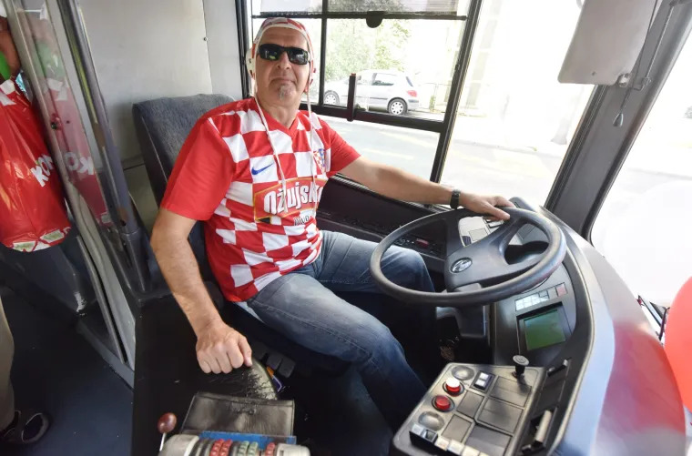 Šibenski gradski autobus sav u kockicama: euforija nije zaobišla ni ovog veselog vozača