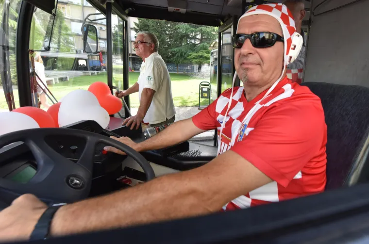 Šibenski gradski autobus sav u kockicama: euforija nije zaobišla ni ovog veselog vozača