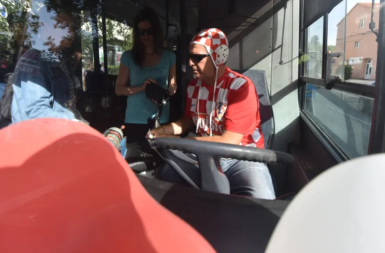 Šibenski gradski autobus sav u kockicama: euforija nije zaobišla ni ovog veselog vozača