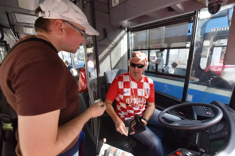 Šibenski gradski autobus sav u kockicama: euforija nije zaobišla ni ovog veselog vozača