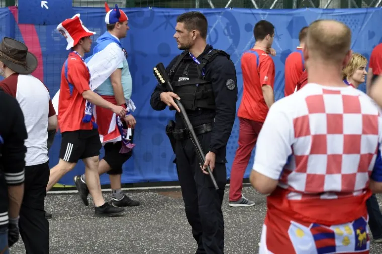 Francuska policija ni&scaron;ta ne prepu&scaron;ta slučaju. S obzirom da su neki najavili da bi mogli izazvati nerede dobro su pretresli hrvatske navijače na ulasku u stadion.