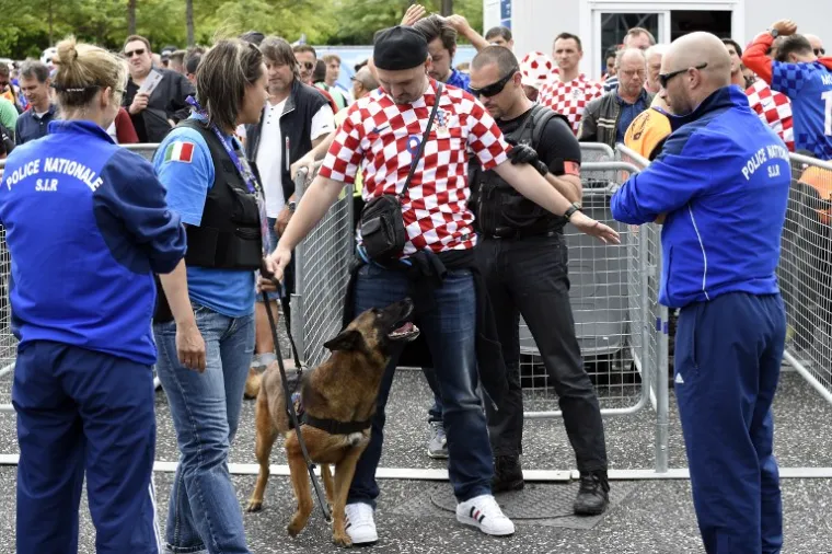 PRETRESLI IH DO GAĆA: Francuska policija nije imala milosti za hrvatske navijače