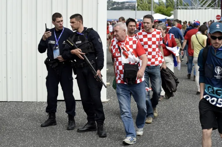 PRETRESLI IH DO GAĆA: Francuska policija nije imala milosti za hrvatske navijače