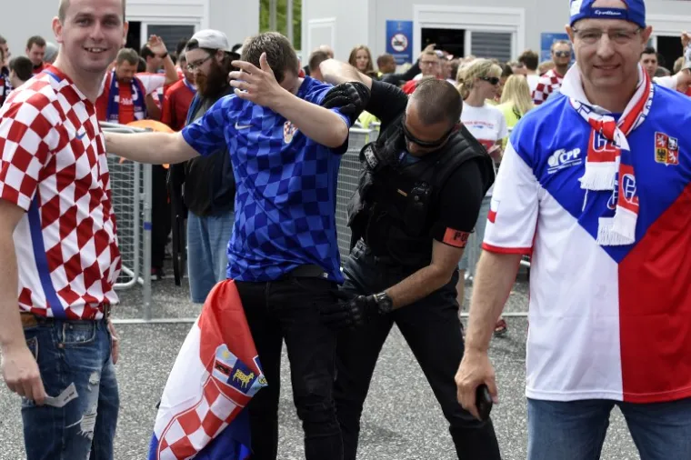 PRETRESLI IH DO GAĆA: Francuska policija nije imala milosti za hrvatske navijače