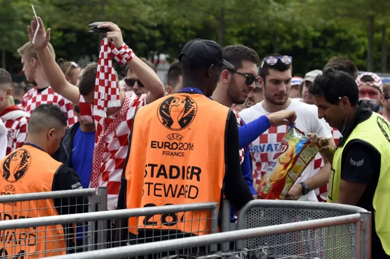 PRETRESLI IH DO GAĆA: Francuska policija nije imala milosti za hrvatske navijače