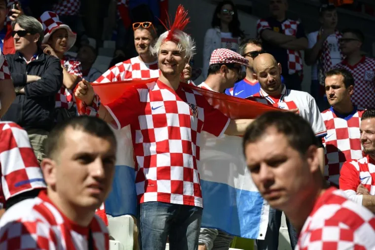 PRETRESLI IH DO GAĆA: Francuska policija nije imala milosti za hrvatske navijače