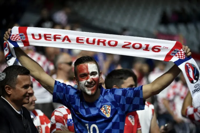 PRETRESLI IH DO GAĆA: Francuska policija nije imala milosti za hrvatske navijače