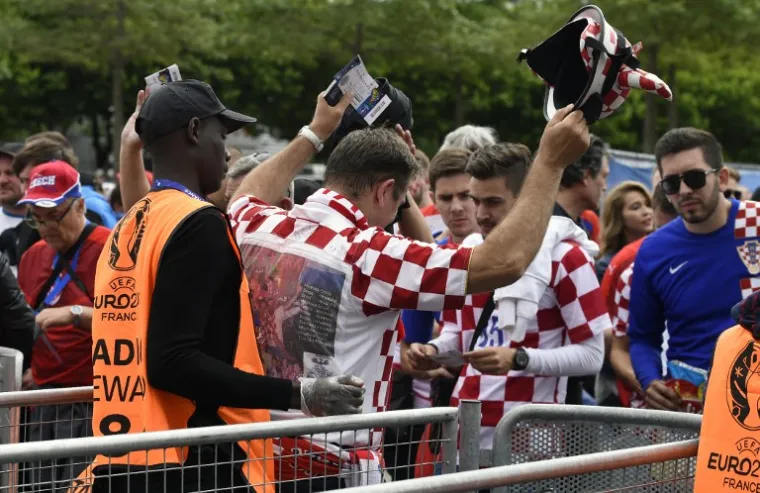PRETRESLI IH DO GAĆA: Francuska policija nije imala milosti za hrvatske navijače