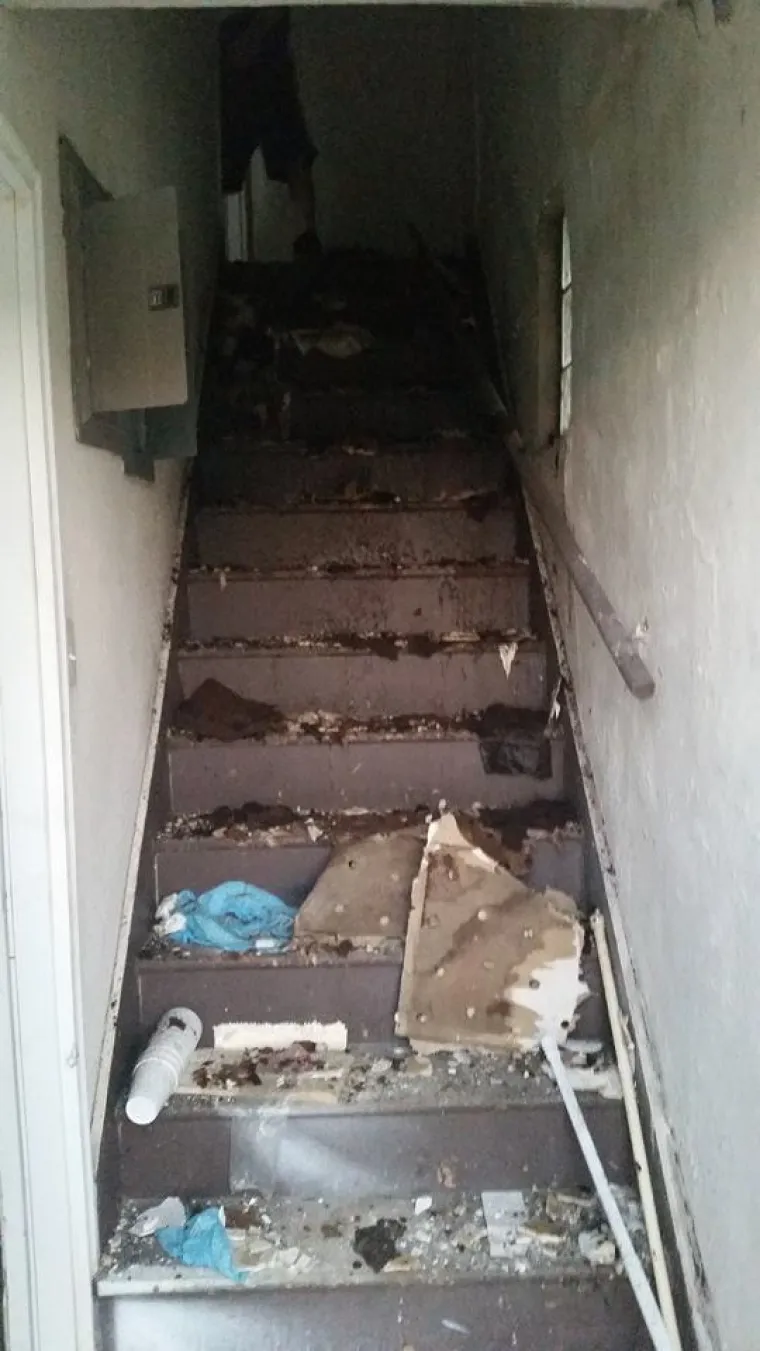 Grupa prijatelja odlučila je zaviriti u napu&scaron;teni stan u kojem godinama nitko nije živio. Ono &scaron;to su vidjeli u stanu po&scaron;teno ih je prestravilo. Ovako je izgledao sam ulaz u stan.