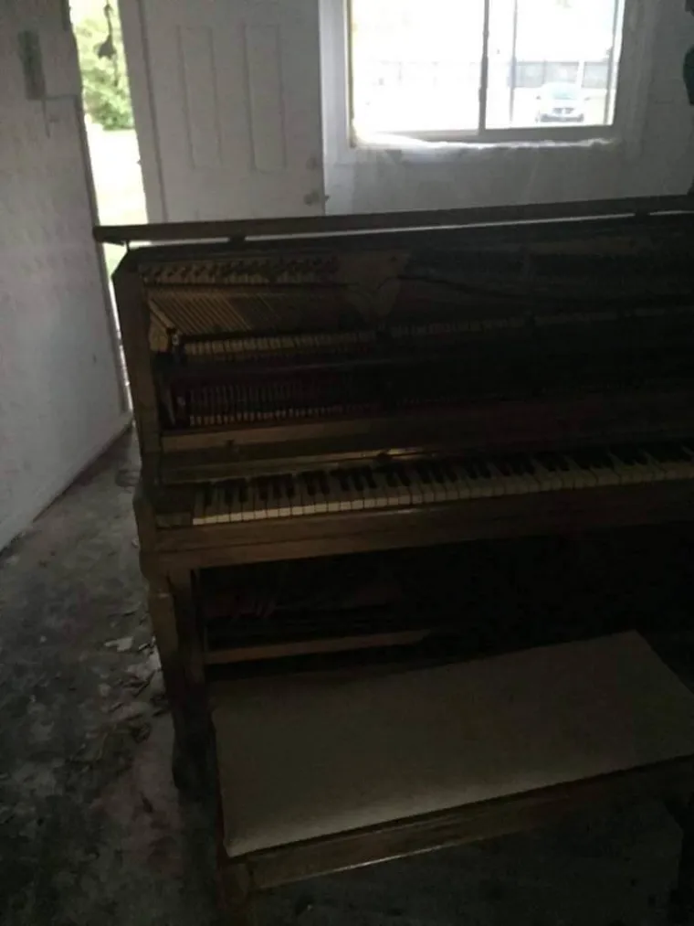 Ovako izgleda s prednje strane. Kažu da su malo zasvirali na njemu.