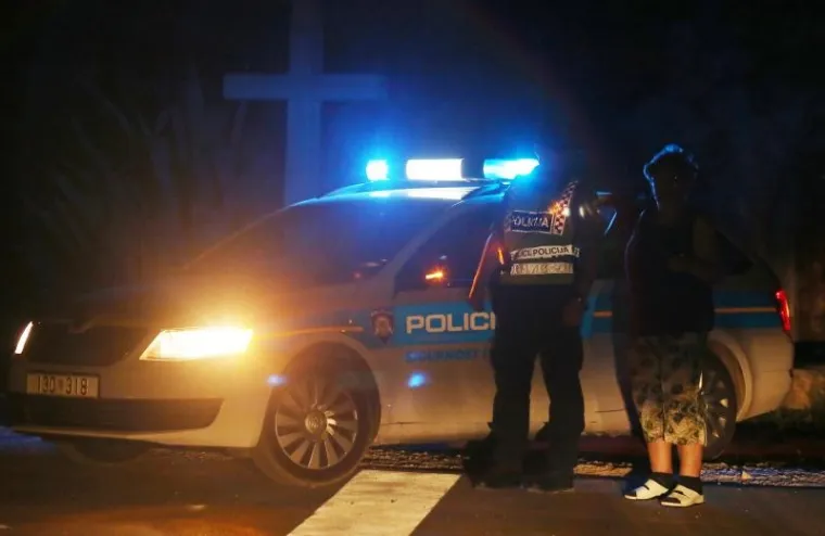 Požar kod Skradina opasno se približio kućama