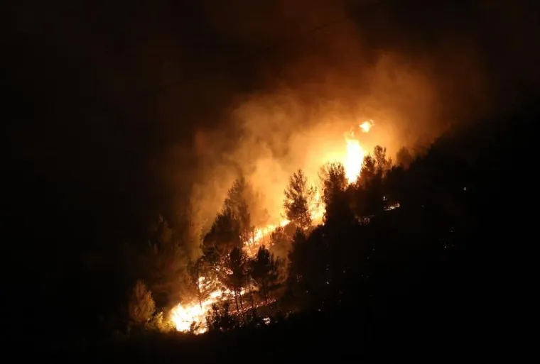 Požar kod Skradina opasno se približio kućama