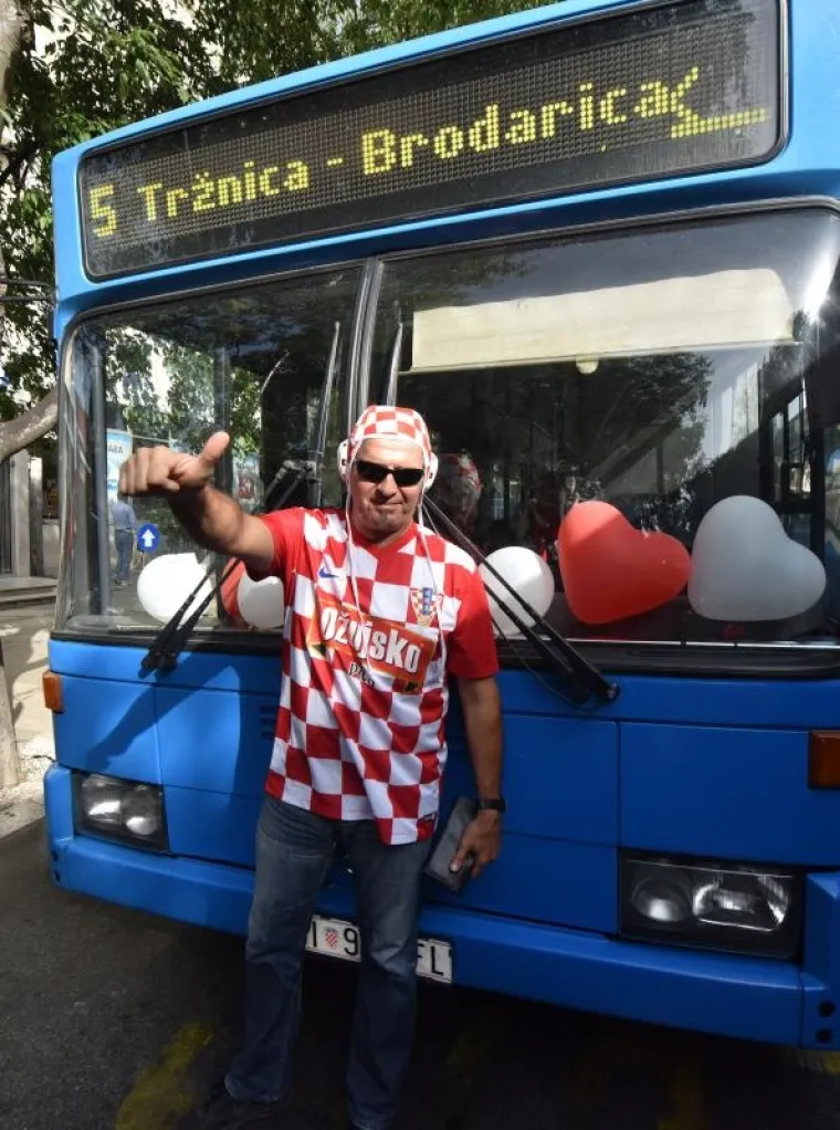 Benko Jurković okitio je autobus u navijačke boje te i sam vozi u dresu hrvatske reprezetacije.