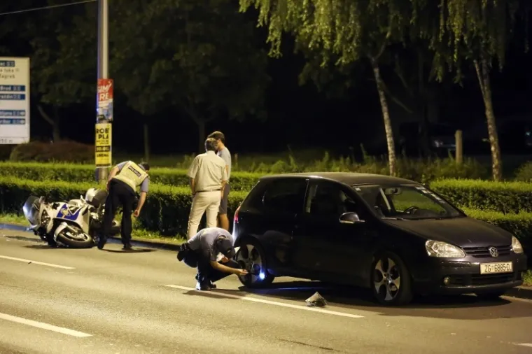 U srijedu navečer na Aveniji Marina Držića, u neposrednoj blizini raskrižja s Vukovarskom, dogodila se prometna nesreća u kojoj je do&scaron;lo do sudara policajca na motoru i osobnog automobila. Uzroci nesreće zasad jo&scaron; nisu poznati.