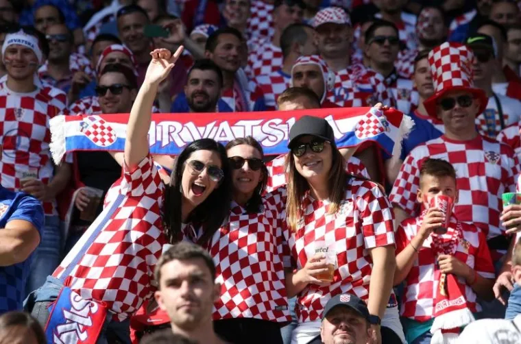 ONE SU BILE LJEPŠI DIO VEČERI: Hrvatske ljepotice stadionu Geoffroy-Guichard