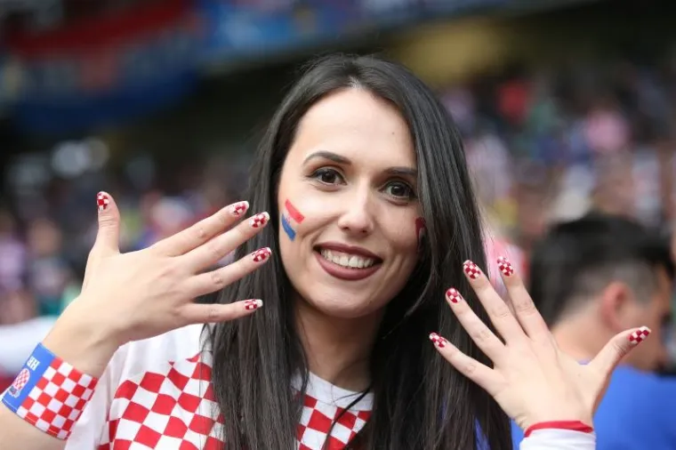 ONE SU BILE LJEPŠI DIO VEČERI: Hrvatske ljepotice stadionu Geoffroy-Guichard