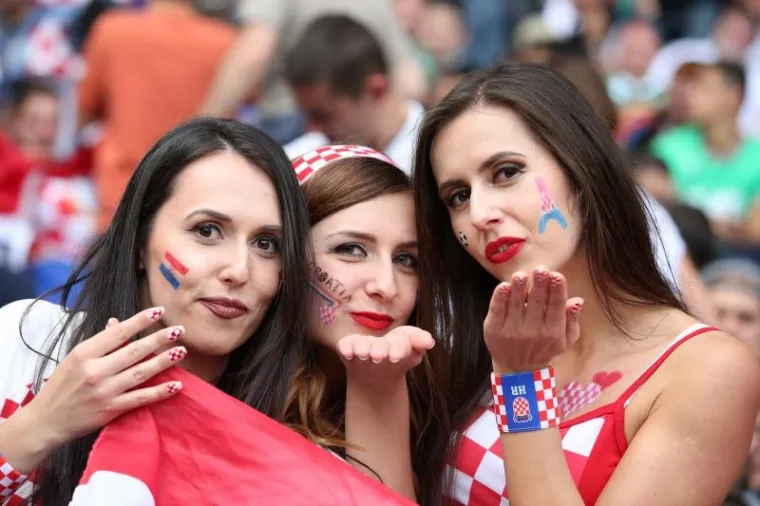 ONE SU BILE LJEPŠI DIO VEČERI: Hrvatske ljepotice stadionu Geoffroy-Guichard