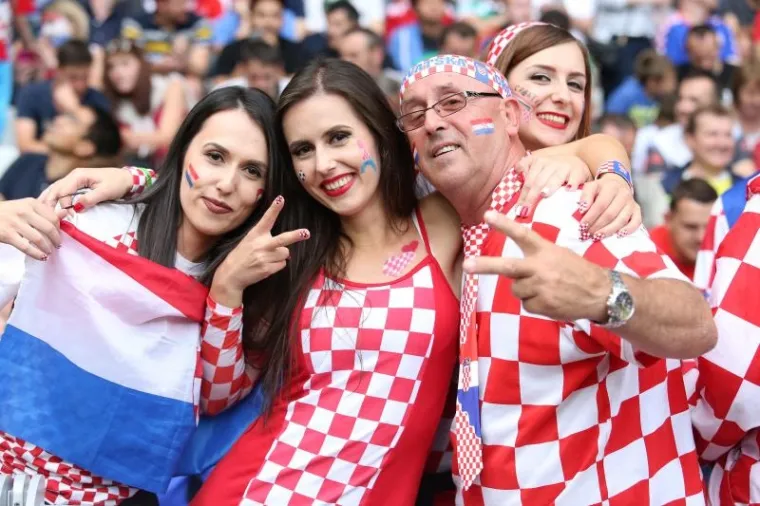 ONE SU BILE LJEPŠI DIO VEČERI: Hrvatske ljepotice stadionu Geoffroy-Guichard