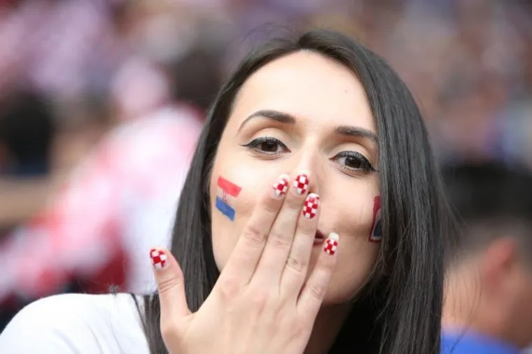 ONE SU BILE LJEPŠI DIO VEČERI: Hrvatske ljepotice stadionu Geoffroy-Guichard