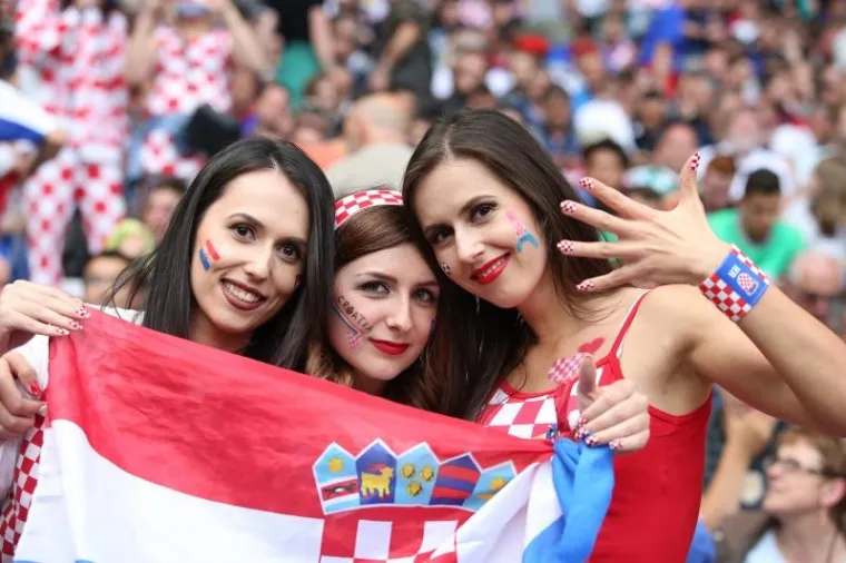 ONE SU BILE LJEPŠI DIO VEČERI: Hrvatske ljepotice stadionu Geoffroy-Guichard