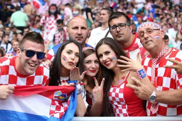 ONE SU BILE LJEPŠI DIO VEČERI: Hrvatske ljepotice stadionu Geoffroy-Guichard