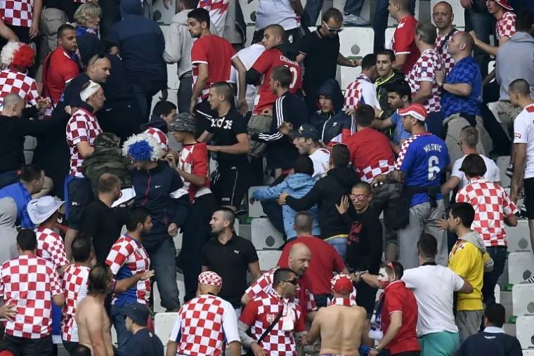 NEREDI NA STADIONU: Pale baklje na teren, navijači se sukobili