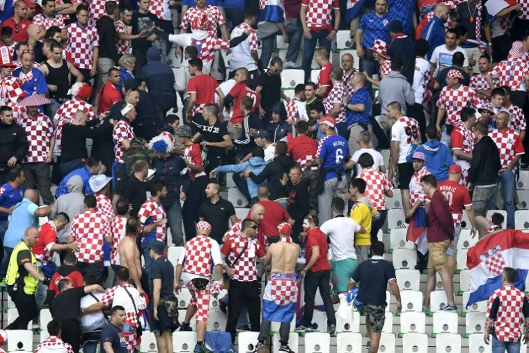 NEREDI NA STADIONU: Pale baklje na teren, navijači se sukobili