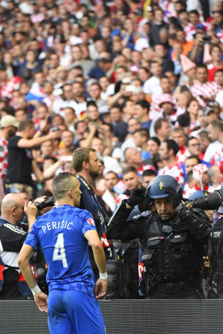 NEREDI NA STADIONU: Pale baklje na teren, navijači se sukobili