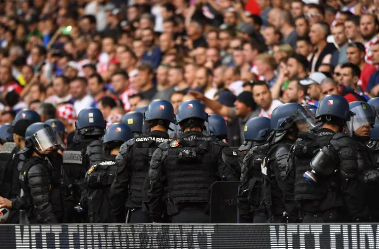 NEREDI NA STADIONU: Pale baklje na teren, navijači se sukobili