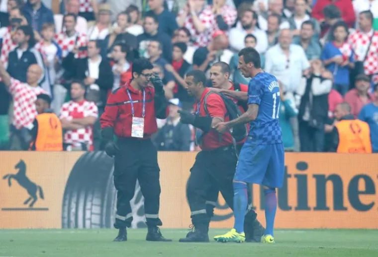 NEREDI NA STADIONU: Pale baklje na teren, navijači se sukobili