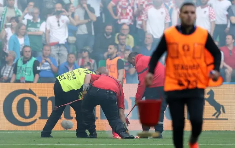 NEREDI NA STADIONU: Pale baklje na teren, navijači se sukobili