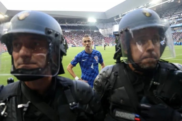 NEREDI NA STADIONU: Pale baklje na teren, navijači se sukobili