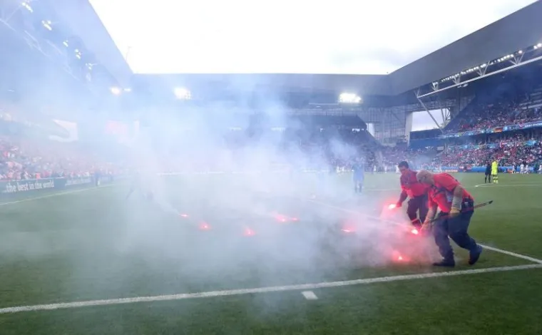 NEREDI NA STADIONU: Pale baklje na teren, navijači se sukobili