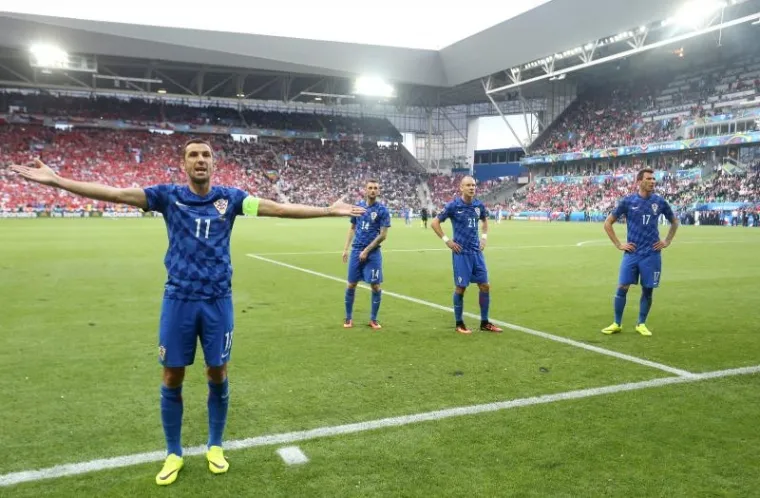 NEREDI NA STADIONU: Pale baklje na teren, navijači se sukobili