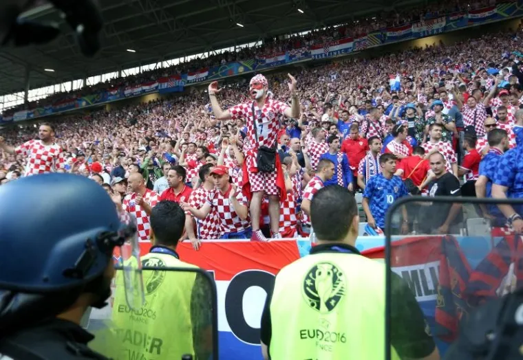 NEREDI NA STADIONU: Pale baklje na teren, navijači se sukobili