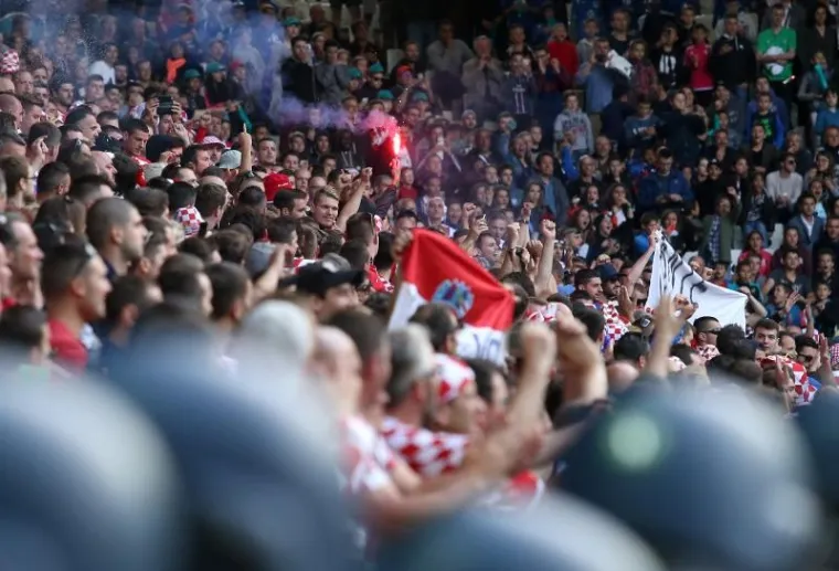NEREDI NA STADIONU: Pale baklje na teren, navijači se sukobili