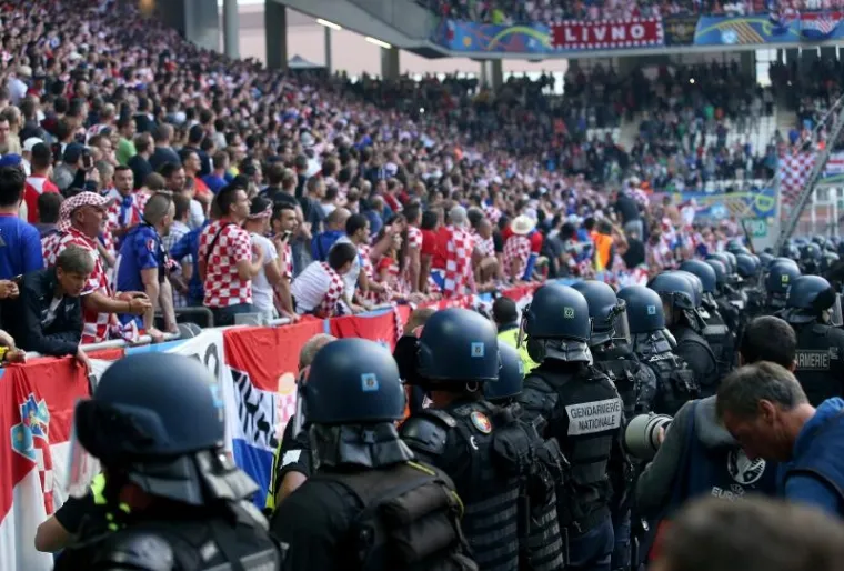 NEREDI NA STADIONU: Pale baklje na teren, navijači se sukobili