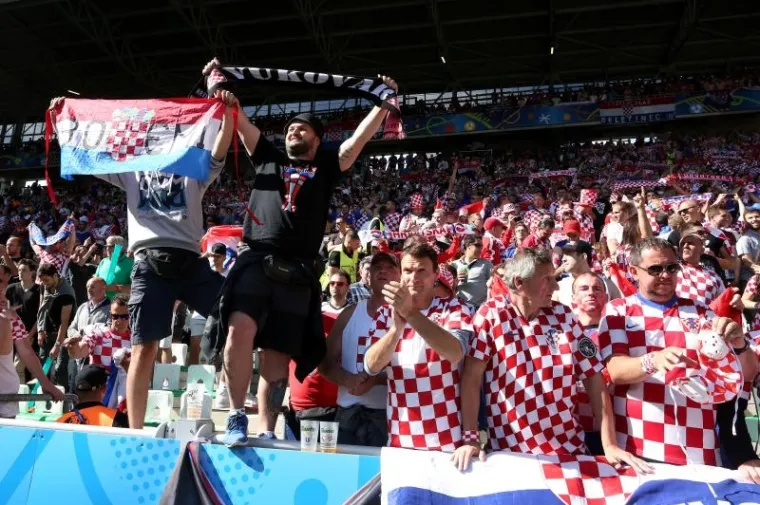 NEREDI NA STADIONU: Pale baklje na teren, navijači se sukobili