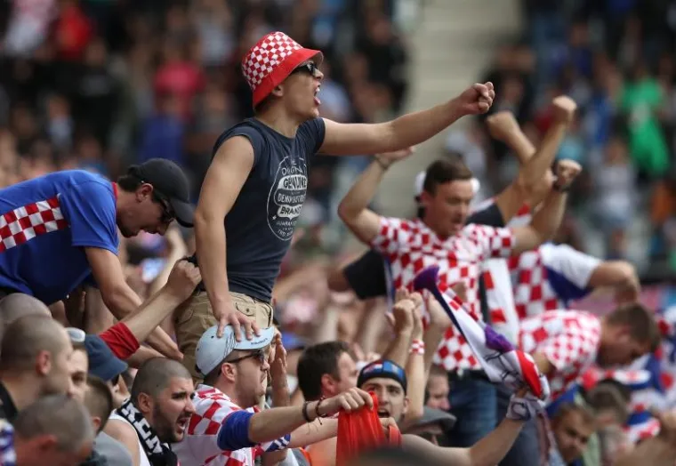 NEREDI NA STADIONU: Pale baklje na teren, navijači se sukobili