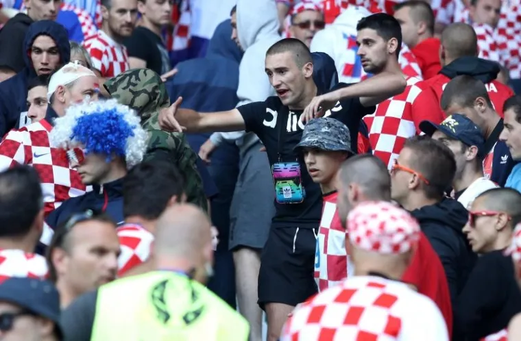 NEREDI NA STADIONU: Pale baklje na teren, navijači se sukobili