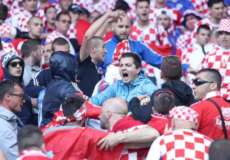 NEREDI NA STADIONU: Pale baklje na teren, navijači se sukobili