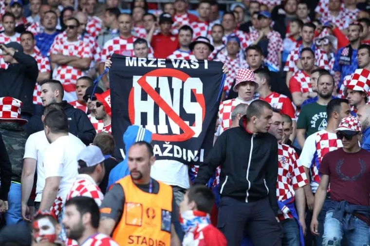 NEREDI NA STADIONU: Pale baklje na teren, navijači se sukobili