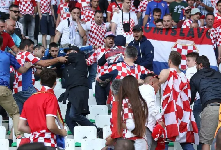 NEREDI NA STADIONU: Pale baklje na teren, navijači se sukobili