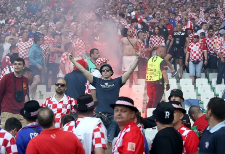 NEREDI NA STADIONU: Pale baklje na teren, navijači se sukobili
