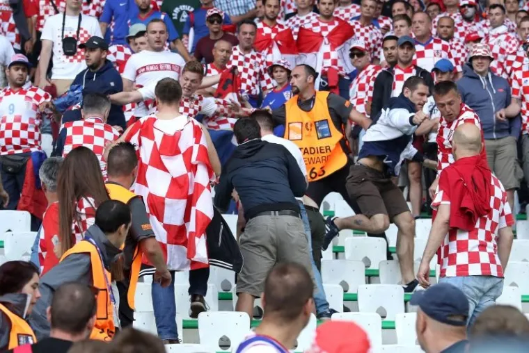 NEREDI NA STADIONU: Pale baklje na teren, navijači se sukobili